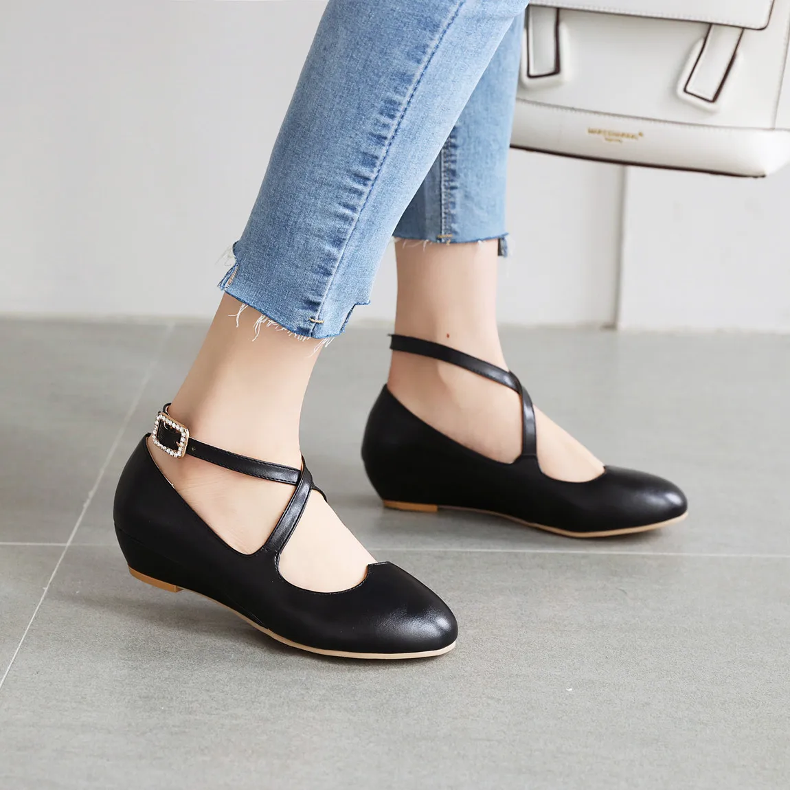 

Europe And America Female Shallow Mouth Buckle Flat Mom Walking Shoes Spring And Summer Slip-on Flat New Style Shoes Casual Shoe