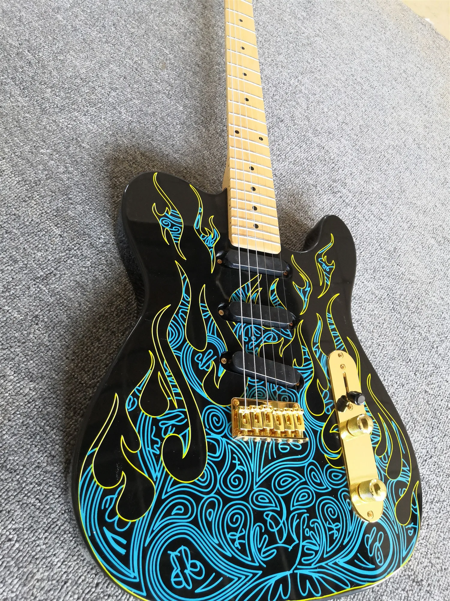 

Custom Blue Flame Pattern Electric Guitar,3S Pickups,Maple Fretboard,Gold Hardwares.customized!T-26