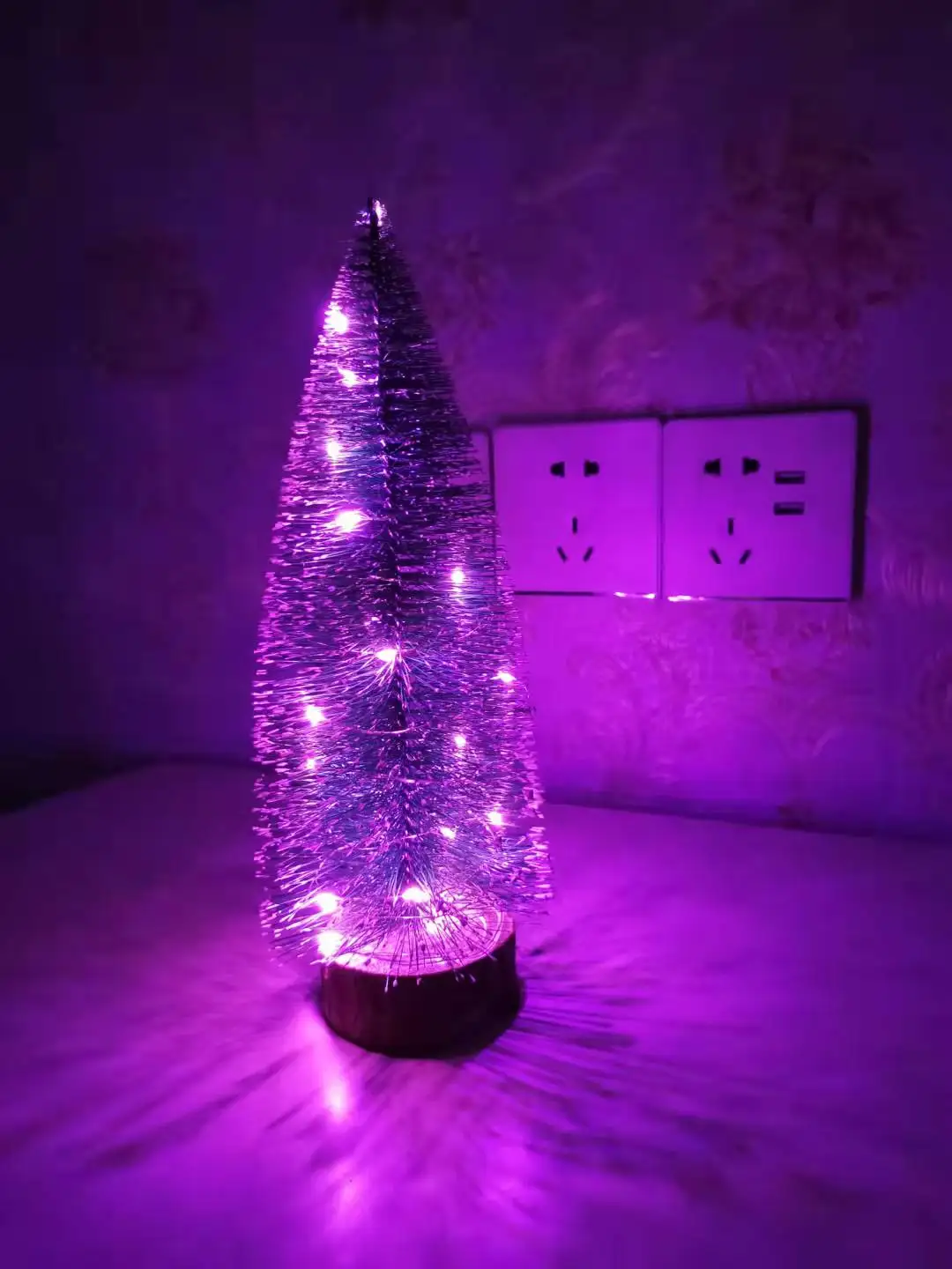 thumbnail image 1 of Mini árbol de Navidad con luz LED, adornos de decoración navideña para Año Nuevo 2024 para el hogar, la habitación, el dormitorio, la decoración de bodas, 1 of 5