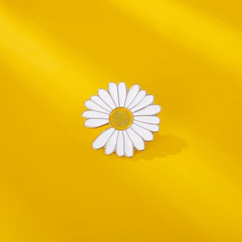 

The Same Small Daisy Zinc Alloy Brooch Cute Japanese Men And Women Badge Pin Ins Tide Personality Bag With Accessories