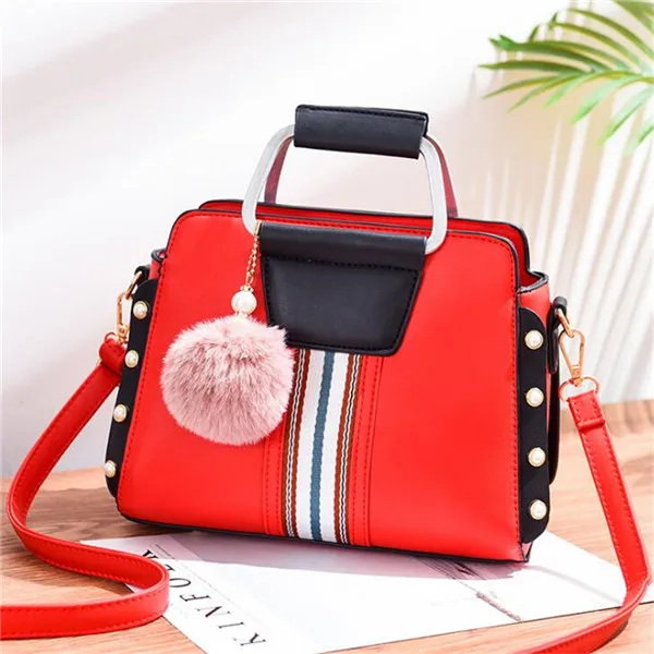 Контрастные цвета элегантная сумка через плечо модные женские сумки через плечо подвеска с меховым шариком заклепки роскошные дизайнерские женские сумки с верхней ручкой - Цвет: Red