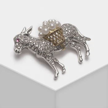 

Amorita Donkey design pearl retro hollow brooch