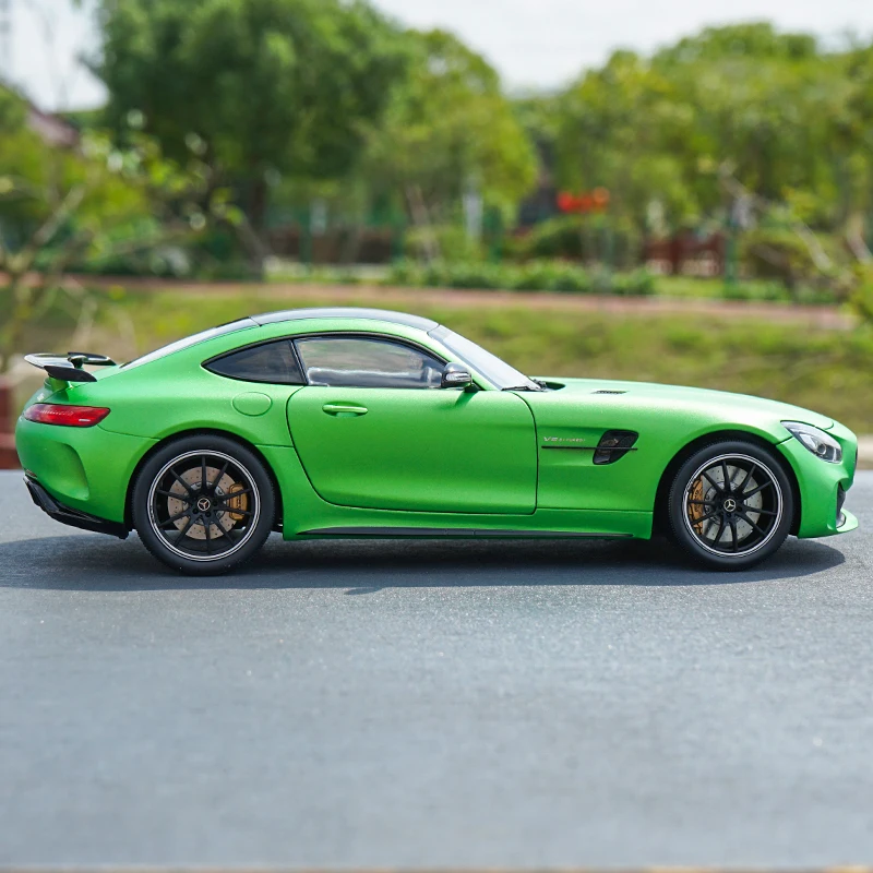 Оригинальные новые 1:18 AMG GT R 2017 зеленые/белые модели автомобилей в подарок игрушки