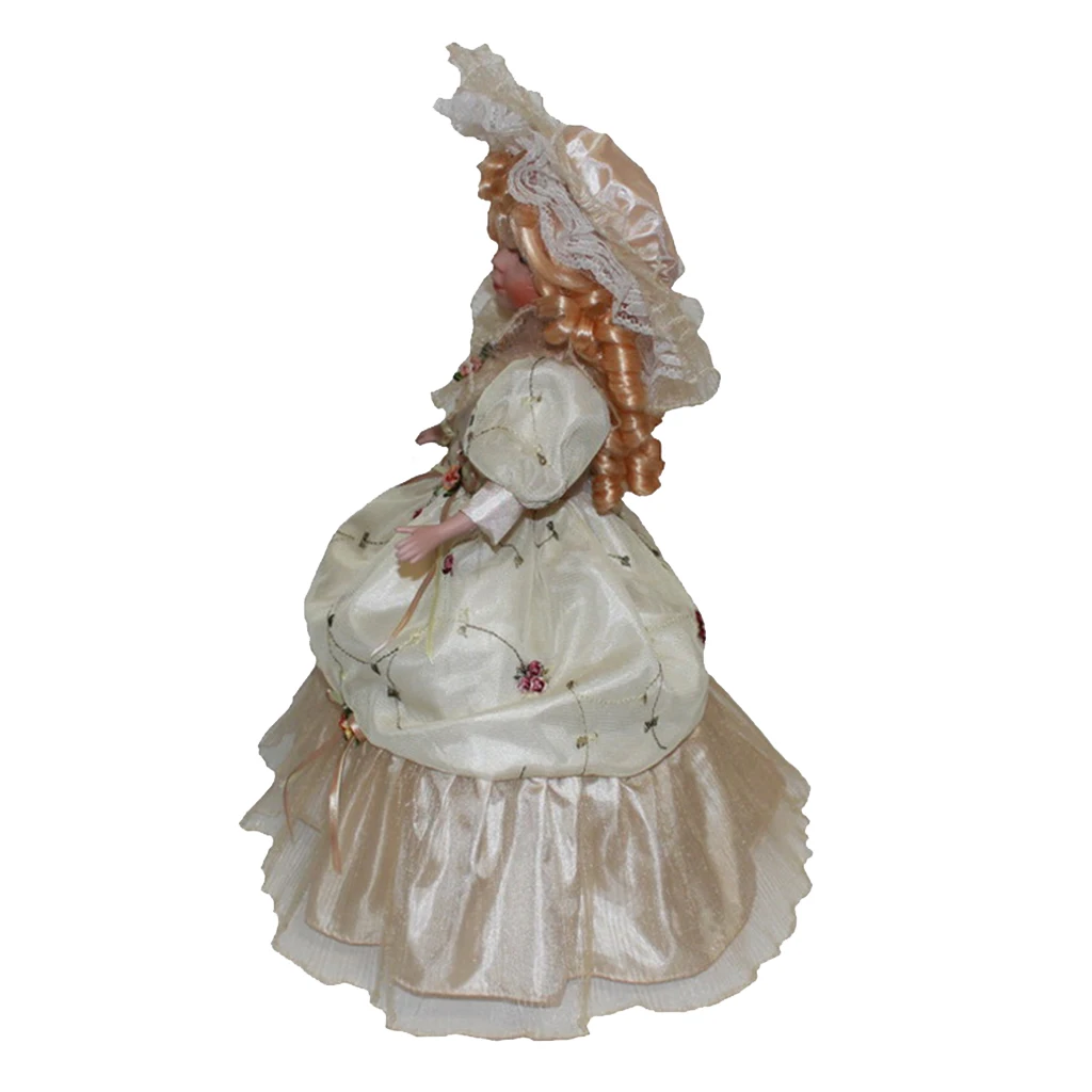 Викторианская фарфоровая кукла 16 дюймов стоящая с бежевым наложенным платьем и подходящей шляпой с кружевной отделкой