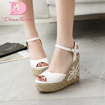

Dora Tasia 2020 Brand Design Plus Size 46 Women Pumps Wedges Platform Metal Decoration Shoes Summer Party Woman Sandals