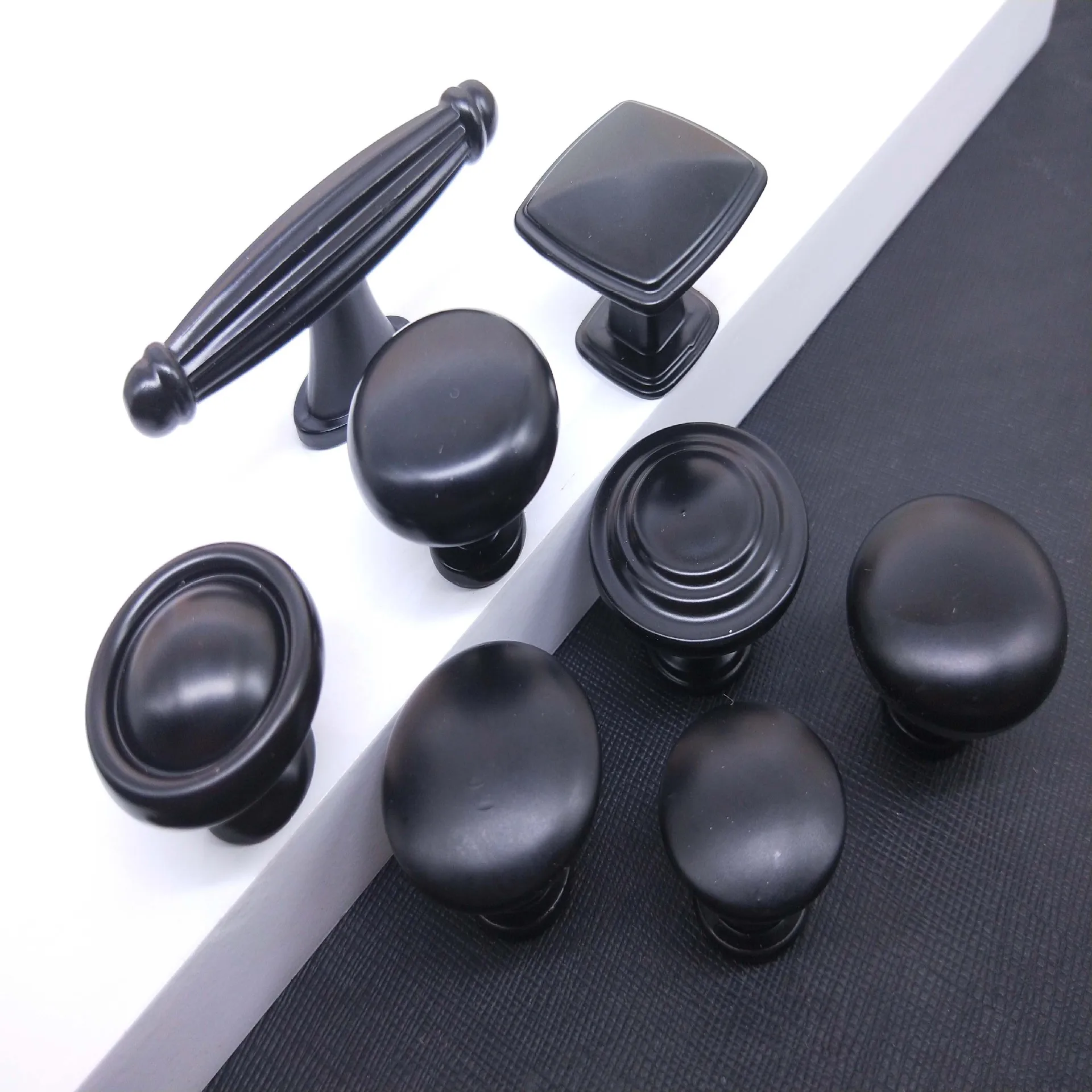 

American-Style Black And White with Pattern Single Hole Handle Solid Zinc Alloy Drawer Handle Cabinet Wardrobe Door Circle Door
