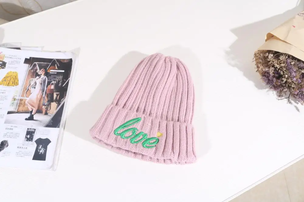 Вязаная Шапочка конфетного цвета с вышитыми буквами love beanie, зимняя уличная шапка для пары, шапка в Корейском стиле - Цвет: pink