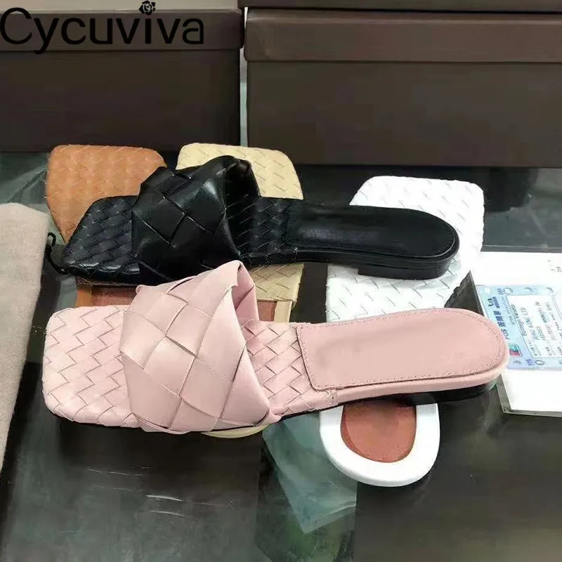 Женские плетеные кожаные пляжные шлепанцы на плоской подошве; классические Вьетнамки с квадратным носком; Летняя обувь; Femme; удобная женская обувь для подиума; Цвет черный, розовый
