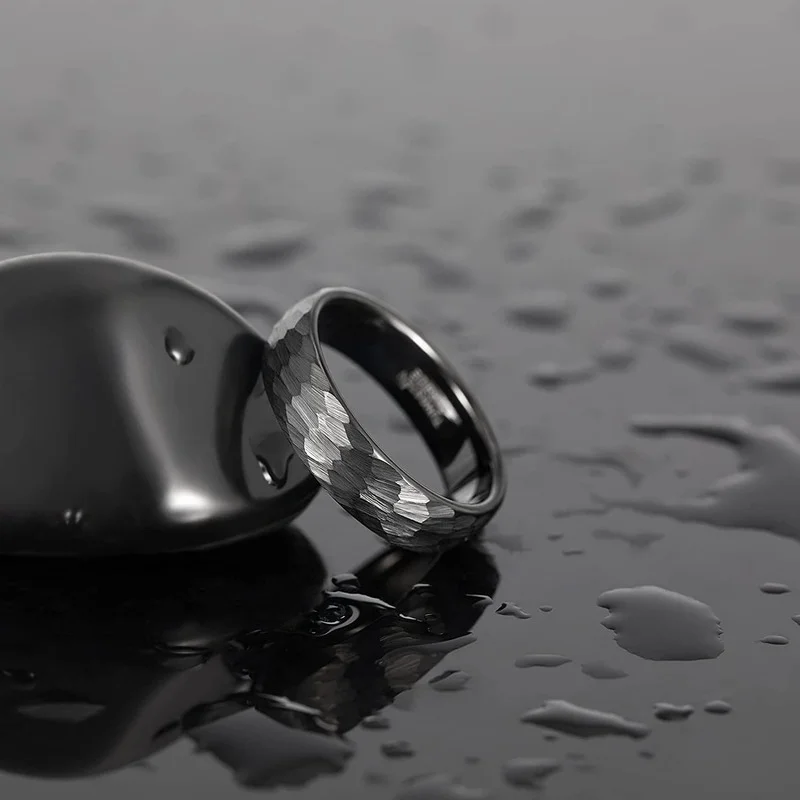 Tigrade 6mm 8mm 남성 여성을위한 망치로 쳐진 텅스텐 결혼 반지 블랙 닦았 망 웨딩 밴드 컴포트 맞는 크기 6-15