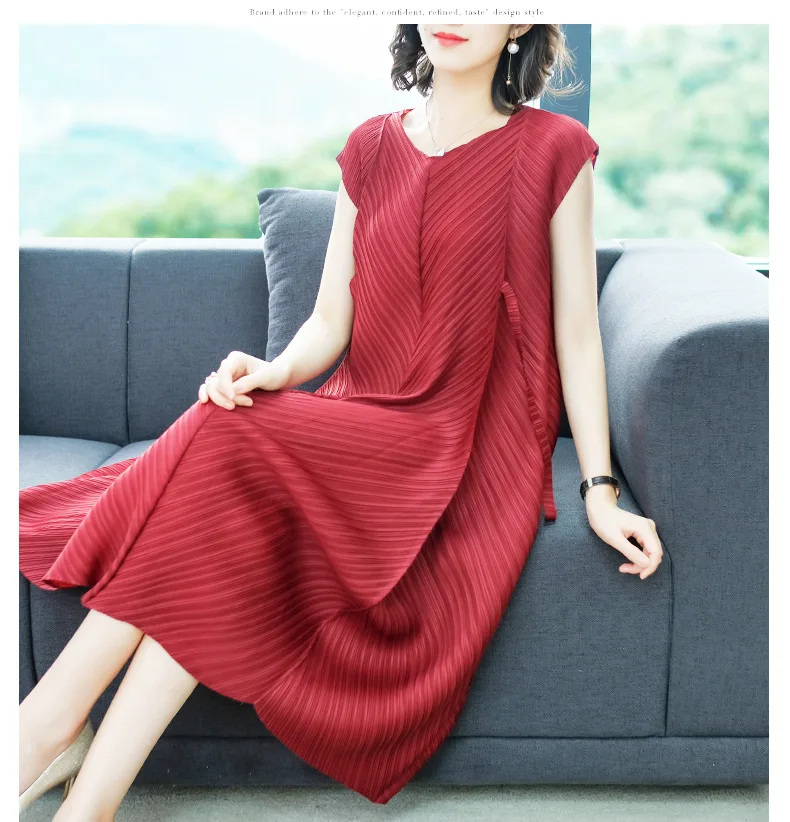 Miyake/ ; модное однотонное платье с короткими рукавами и v-образным вырезом; плиссированное платье; платье с шнуровкой