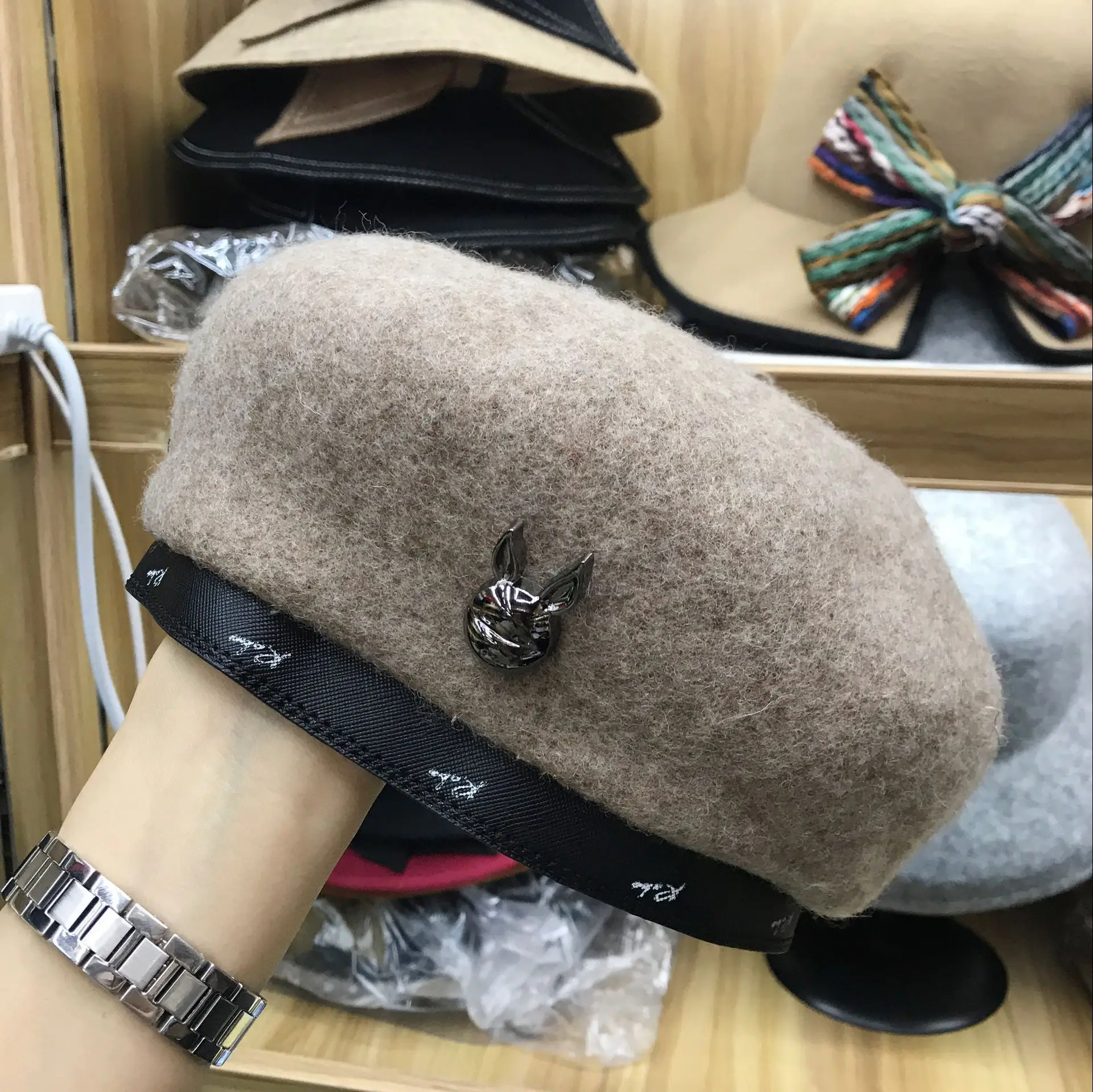 01910-yuan Зимняя шерстяная теплая лента с буквами Дамский берет Кепка женская шапка для отдыха с тыквой