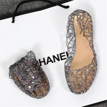 Туфли на плоской подошве; Новинка; женская обувь с закрытым носком; пластиковый светильник; прозрачная обувь; повседневные женские пляжные сандалии на нескользящей подошве