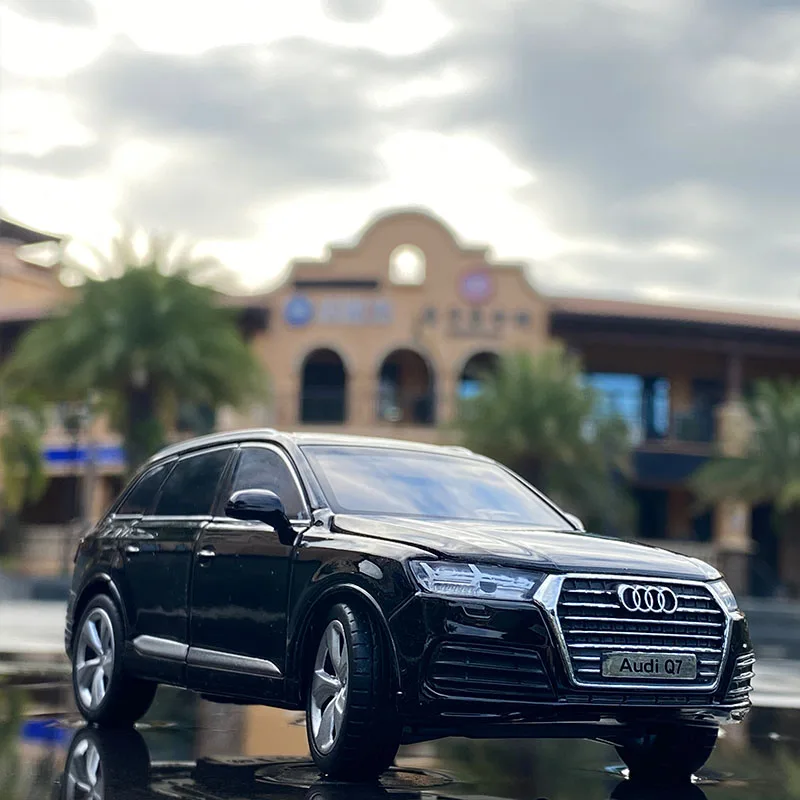 1:32 AUDI Q7 SUV Alloy Car Model Diecast & Toy Vehicles Metal Car Model Simulation Collection Sound and Light Childrens Toy Gift 4