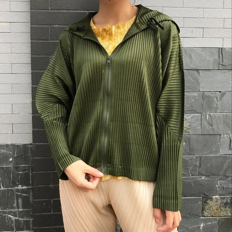 Армейский зеленый Осенняя Толстая куртка с капюшоном Miyake fold, модная однотонная тонкая куртка на молнии большого размера - Цвет: Армейский зеленый