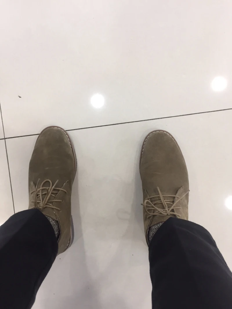 Осенние мужские ботинки в британском стиле на плоской подошве в винтажном стиле; удобные рабочие ботинки на шнуровке; дизайнерская мужская обувь; замшевые короткие ботинки