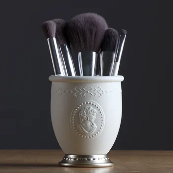

European-style Relief Makeup Brush Bucket Makeup Tool Lipstick Storage Pencil Holder Desktop Organizer Birthday Gift