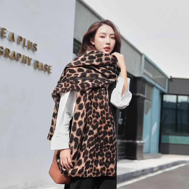 2021 Autumn Wome Scarf Cashmere Leopard Animal Printed Pashmina Out Door Sun Protective Fashion Shawls Female Foulard Neck Wraps 2021 winter women cashmere scarf feather printed colorful pashmina warm thick fashion foulard shawl tassel female neck wrap