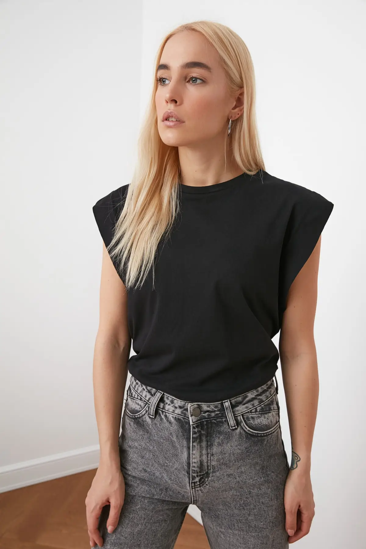 Trendyol Sleeveless Basic Knitted T-Shirt TWOSS20TS0021 футболка топ crop top футболка женский camisetas de mujer ropa mujer майка Trendyol Sleeveless Basic Knitted T-Shirt TWOSS20TS0021 футболка топ crop top футболка женский camisetas de mujer ropa mujer майка