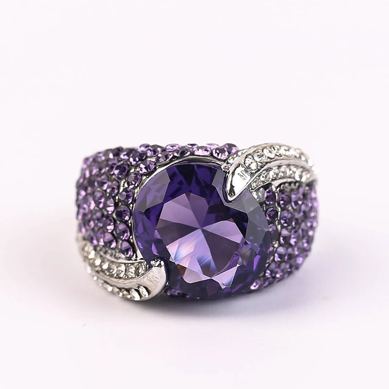 Женское кольцо с крупным фиолетовым камнем серебряного цвета 40M801 | Украшения и