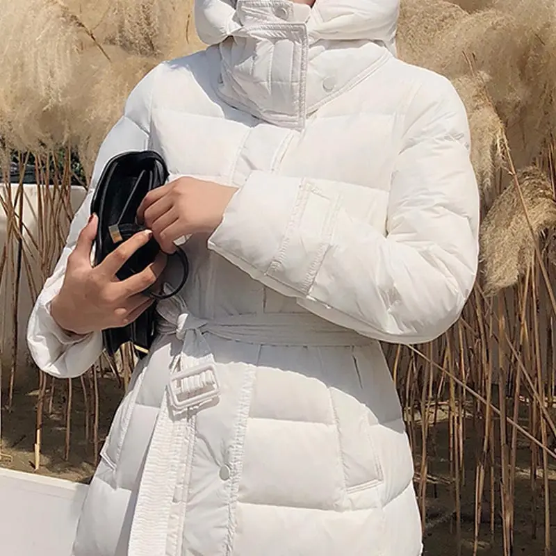 Зимняя женская модная куртка из натурального меха енота на белом утином пуху Женская тонкая теплая Толстая длинная куртка с поясом ветрозащитная верхняя одежда