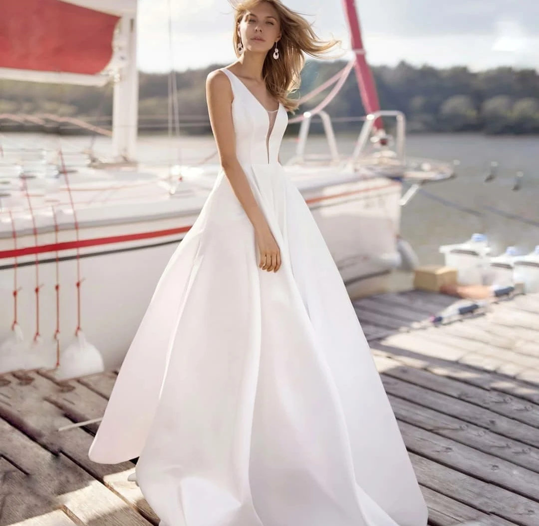

Elegant Long Satin V-Neck Wedding Dresses with Pockets A-Line V-Back Ivory Robes De Mariée Bridal Gown For Women