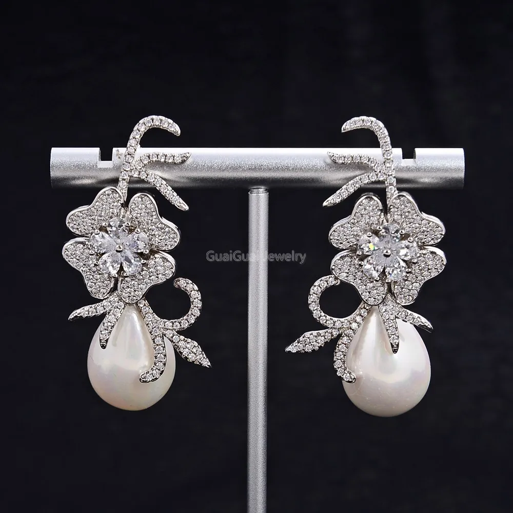 Серьги гвоздики с белыми морскими жемчужинами прозрачными кристаллами и