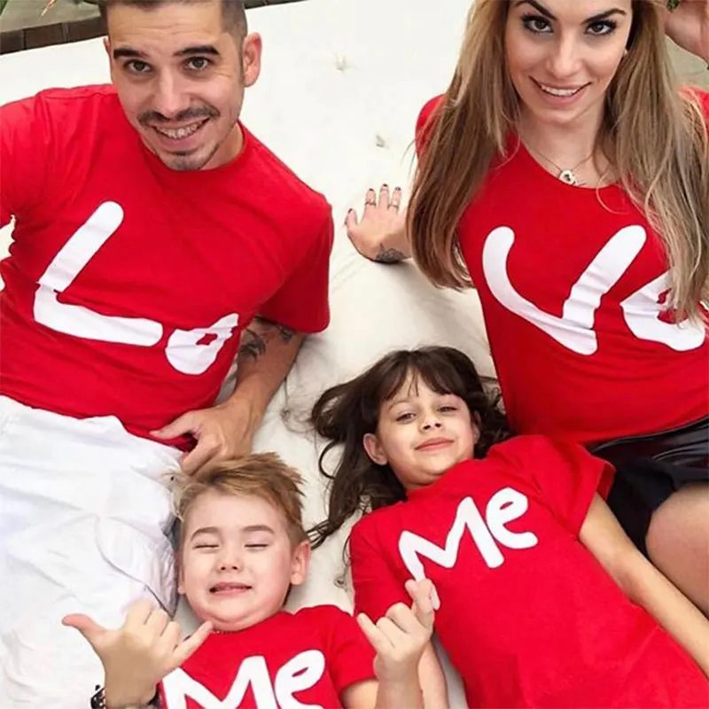 Padre y Madre y Chico ropa de verano de la familia juego trajes de padre-hijo rojo estampado de carta de amor camiseta Camiseta de manga corta Tops Jersey