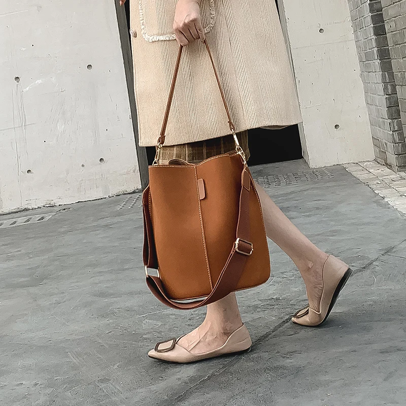 Качество Искусственная кожа crossbody сумки для женщин ретро дамы сумка заклепки клапаном сумка женская через плечо с цепочкой сумка