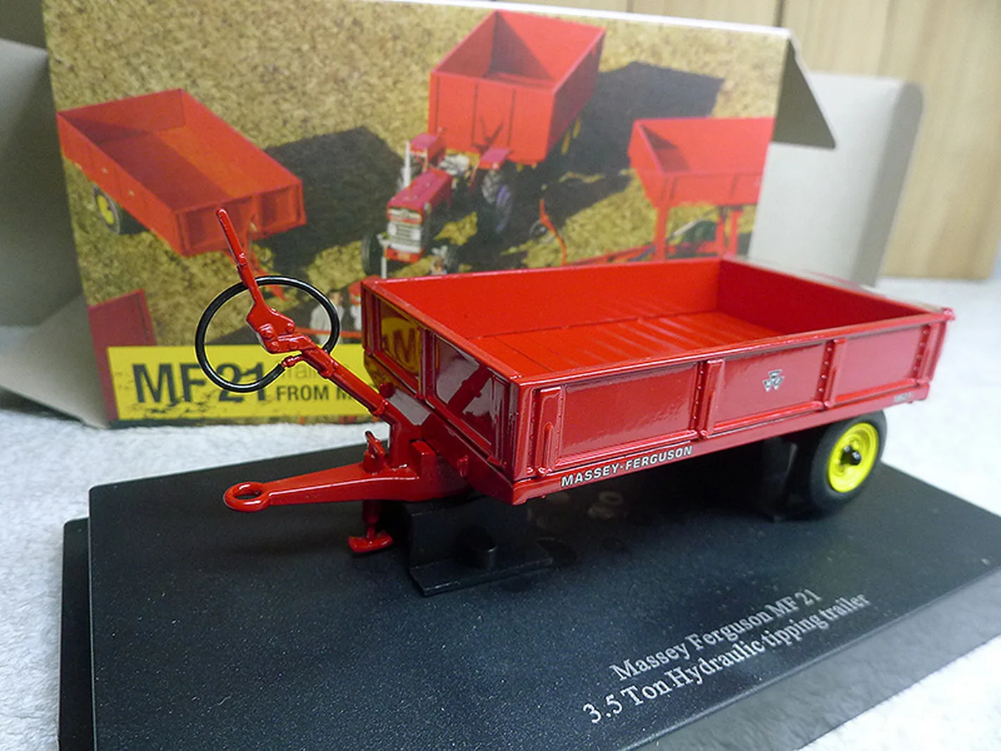 

UH 1/32 Massey Ferguson MF 21 3.5 Ton Hydraulic Tipping Trailer Model 6241