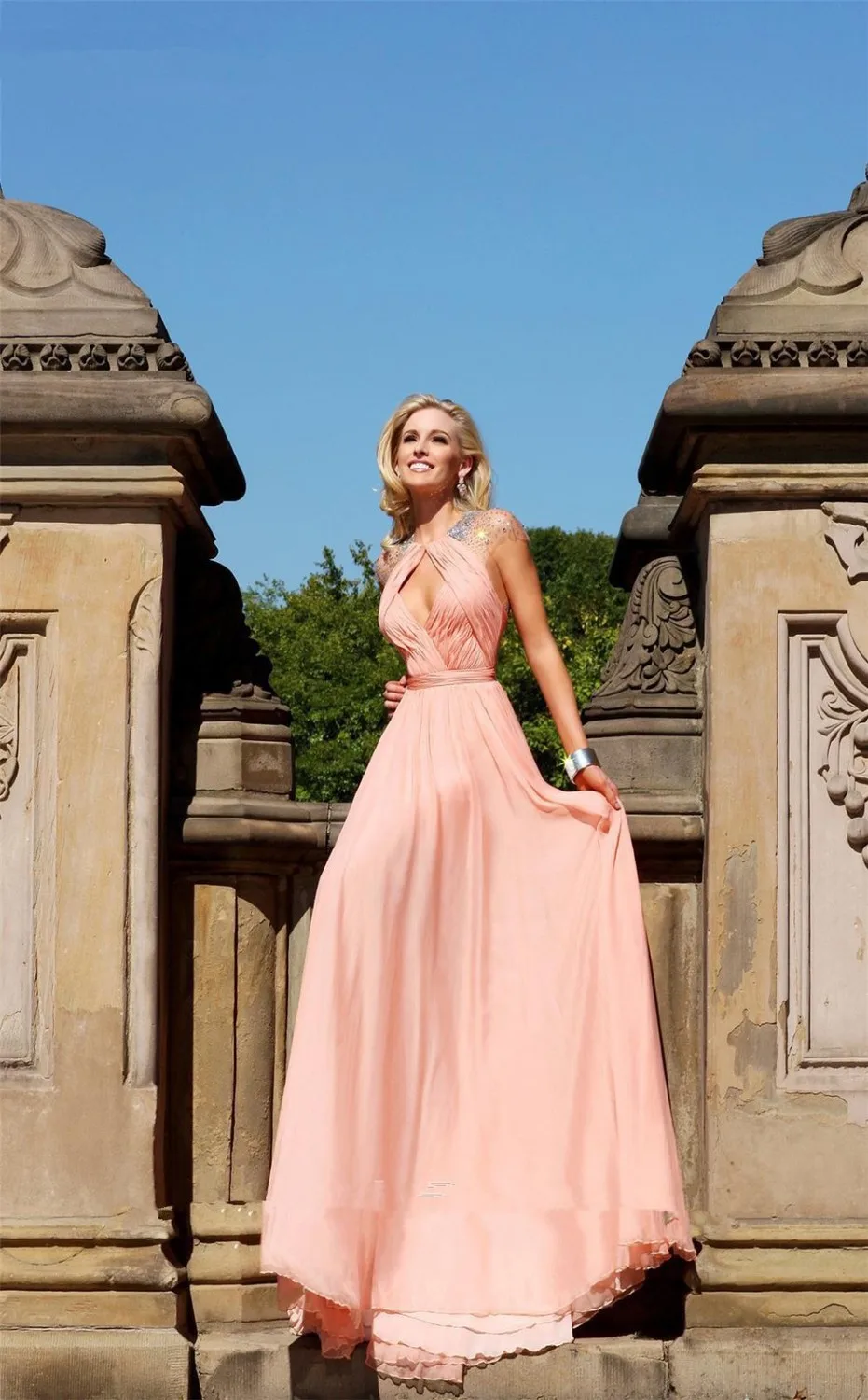 2015 Sexy Criss-Cross Halter Naakt Roze Lange Chiffon Avondjurk Sheer Terug Crystals Floor Lengte Prom Party Dress 2015 Sexy Criss-Cross Halter Naakt Roze Lange Chiffon Avondjurk Sheer Terug Crystals Floor Lengte Prom Party Dress