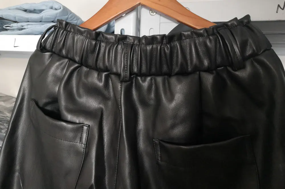 Новинка, женские осенние черные брюки из искусственной кожи с эластичной высокой талией, женские свободные брюки из искусственной кожи с карманами, штаны на молнии