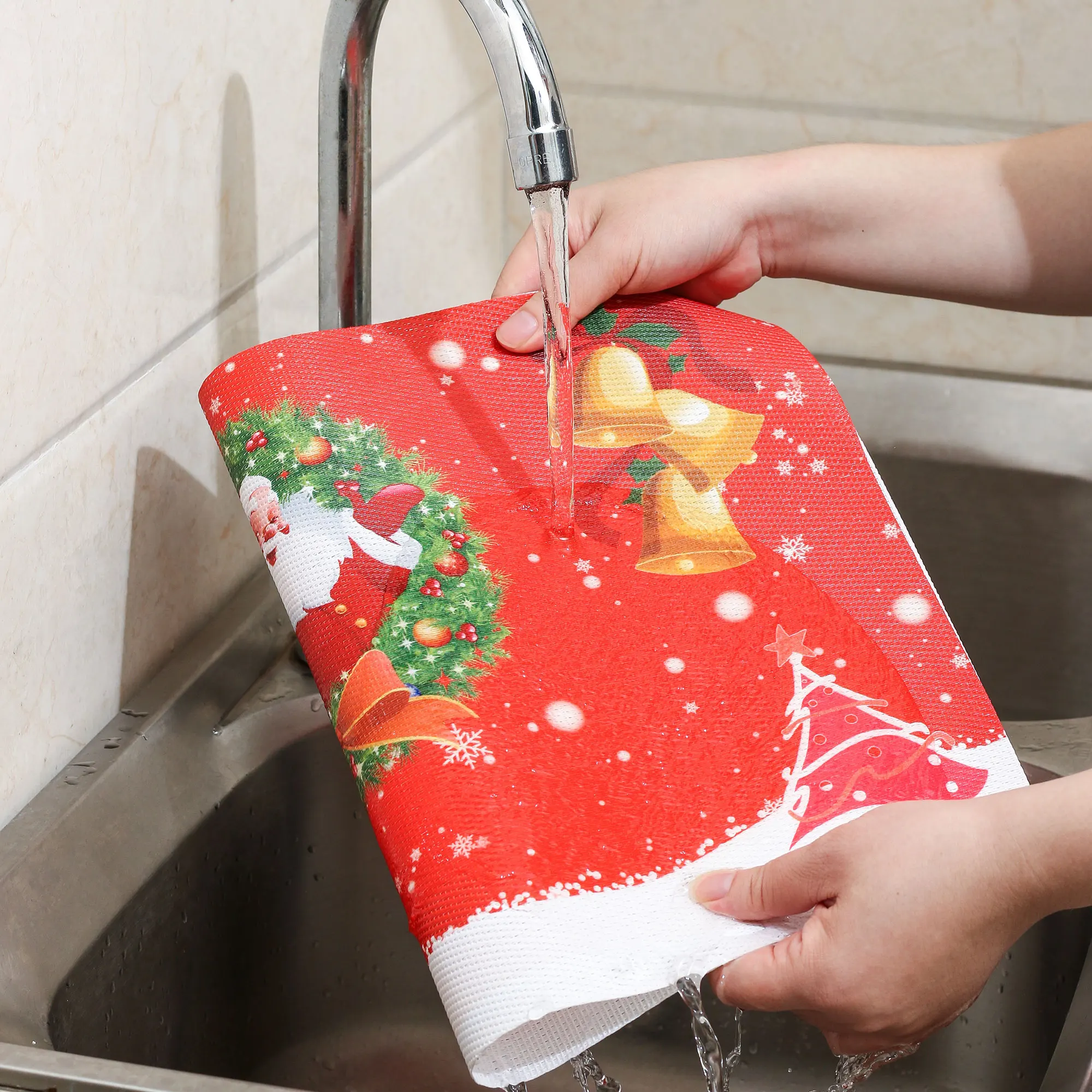  VEWEET 6PCS Christmas Placemats Heat Resistant Waterproof Washable Crossweave Woven Vinyl PVC Dinin