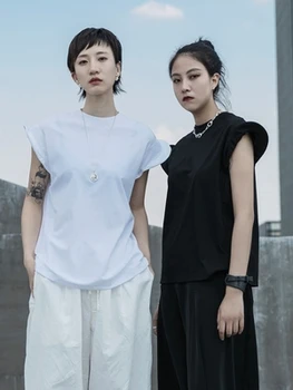 

Dark wind designers show off the casual short-sleeved t-shirt with uplifted shoulder sleeves