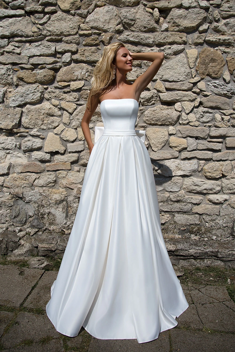 

Simple Strapless A-Line Satin Wedding Dresses 2020 Sexy Bandage Back Sweep Train With Bownot Back Bridal Gowns Custom Online