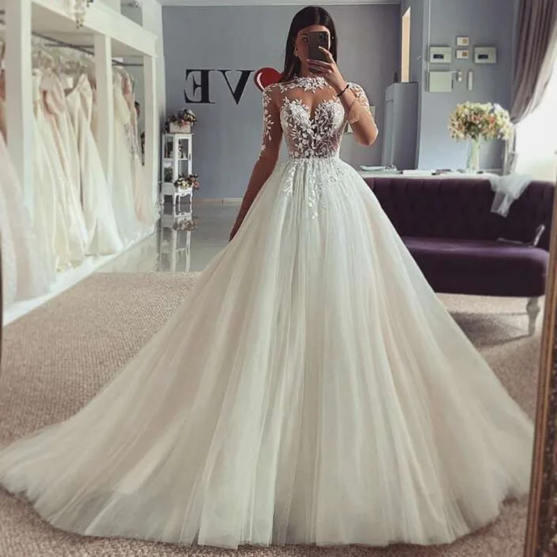 

Chic Ball Gown Wedding Dresses Lace Long Sleeve Wedding Gowns Princess Bride Dress 2021 Vintage O Neck Buttons Robe de Mariage