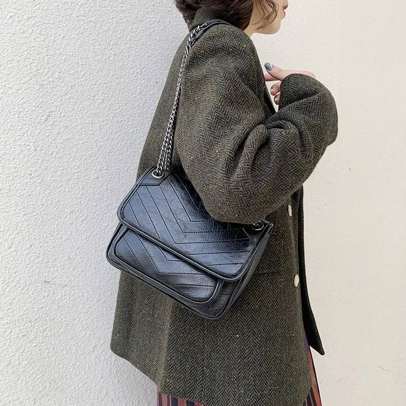 

2020 new European and American style large capacity small square bag black car line chain package postal commuter shoulder bag