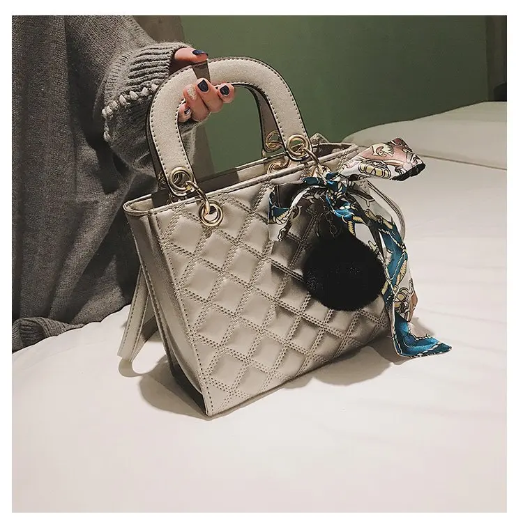 

New Arrival Rhombus Spiraea Send Furry Ball Handbag Shoulder Bag 2019 New Style Europe And America Fashion Bag Shoulder Trendy B