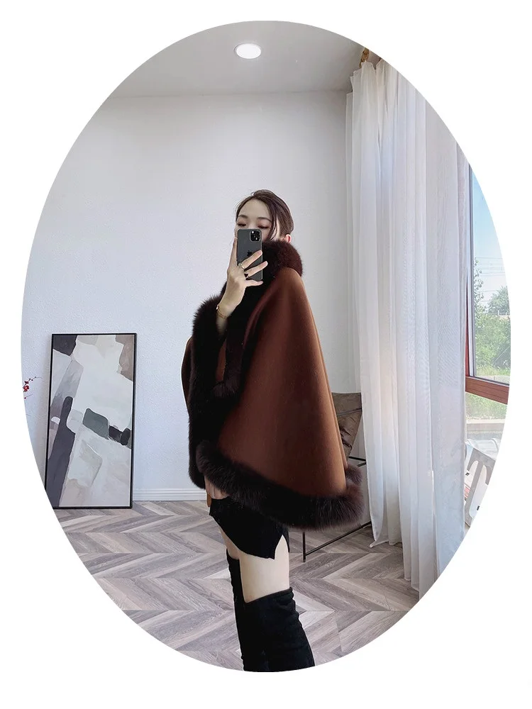 Рисунок 3 - Темно-коричневая женская накидка