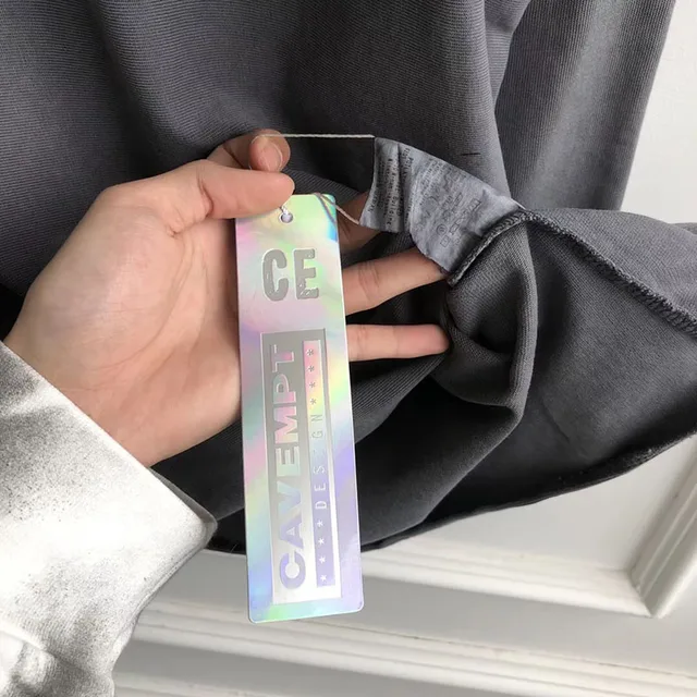 2020 C.E CAV EMPT 긴팔 티셔츠는 봄과 가을에 착용하기에 매우 적합한 캐주얼 스트리트웨어입니다.
