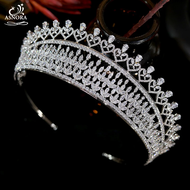

New Design Tiaras And Crown Women Party Headband Retro Wedding Cubic Zirconia Heart Connected To Heart Pattern Crown