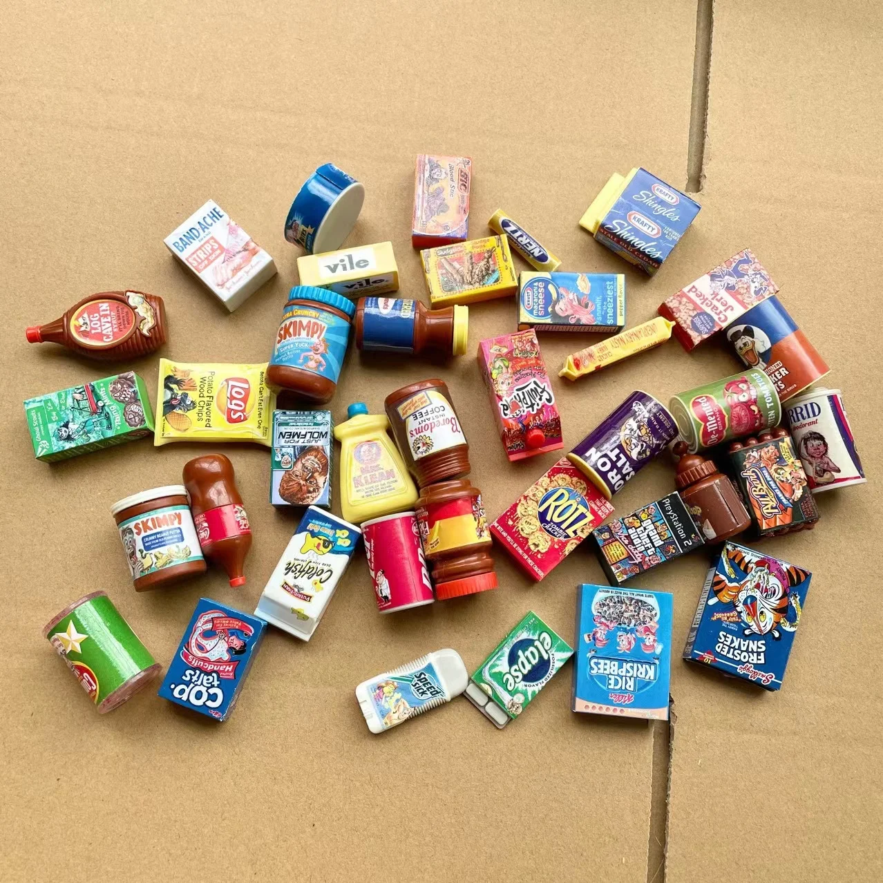 Mini Toy world Wacky Packages supermarket miniature mini merchandise bottles and cans, a variety of mixed hair 3