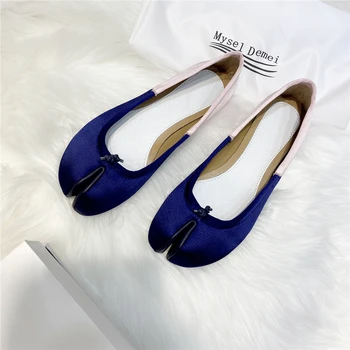 

Split Toe Shoes Women Flat Luxury Silk Comfortable Women Flats Women Shoes Solid Genuine Leather Soft Rubber Sole 2020New Design