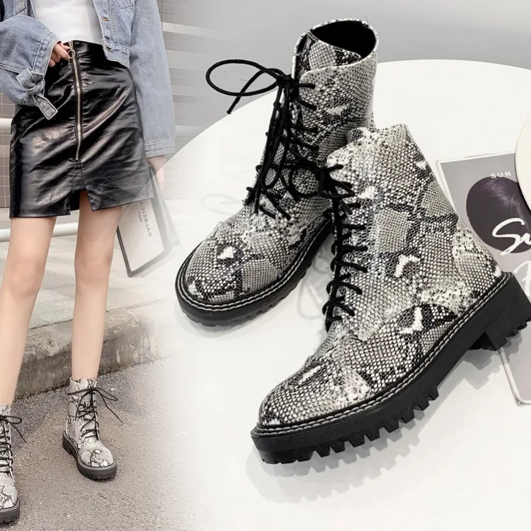 Женские ботинки со змеиным принтом; обувь в стиле рок; женские ботинки на низком каблуке с круглым носком; зимние женские ботинки на шнуровке; осенние ботильоны на резиновой подошве