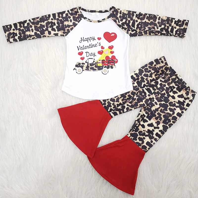 Комплекты одежды на День святого Валентина для маленьких девочек; рубашка с рукавами и леопардовым принтом в виде сердца; брюки-клеш; комплект одежды из 2 предметов