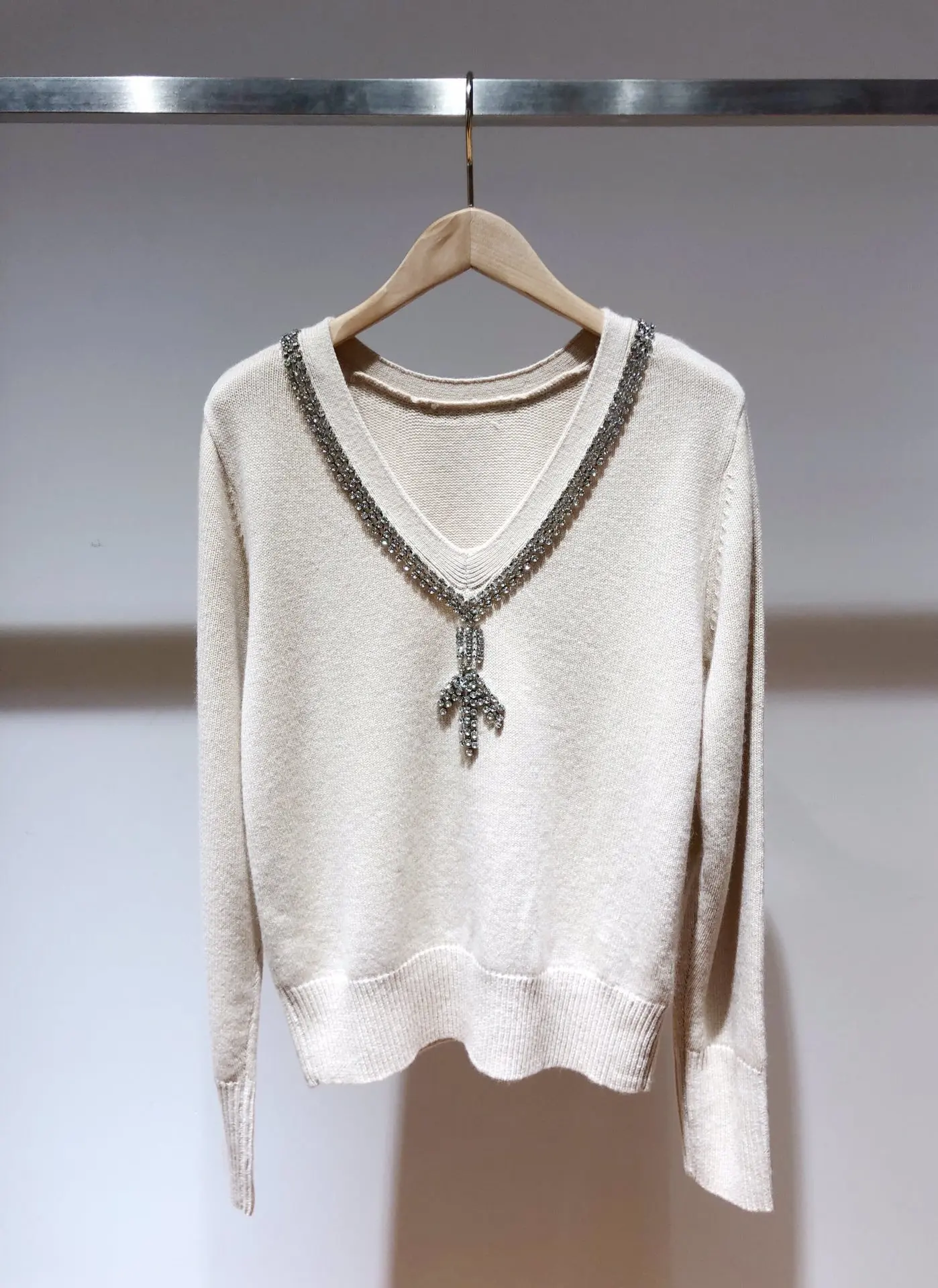 

2019 new ladies fashion long-sleeved sexy casual solid color beaded knit top 0926