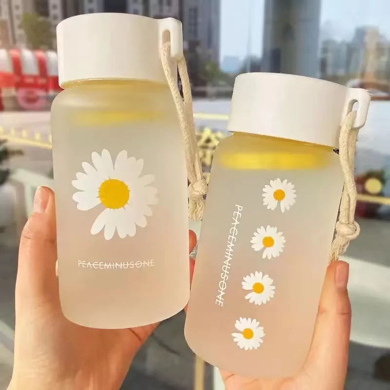 

500ML Stylish Daisy Transparent Frosted Plastic Water Drinking Bottles With Tea Cup Rope For Traveling Office Home Gifts