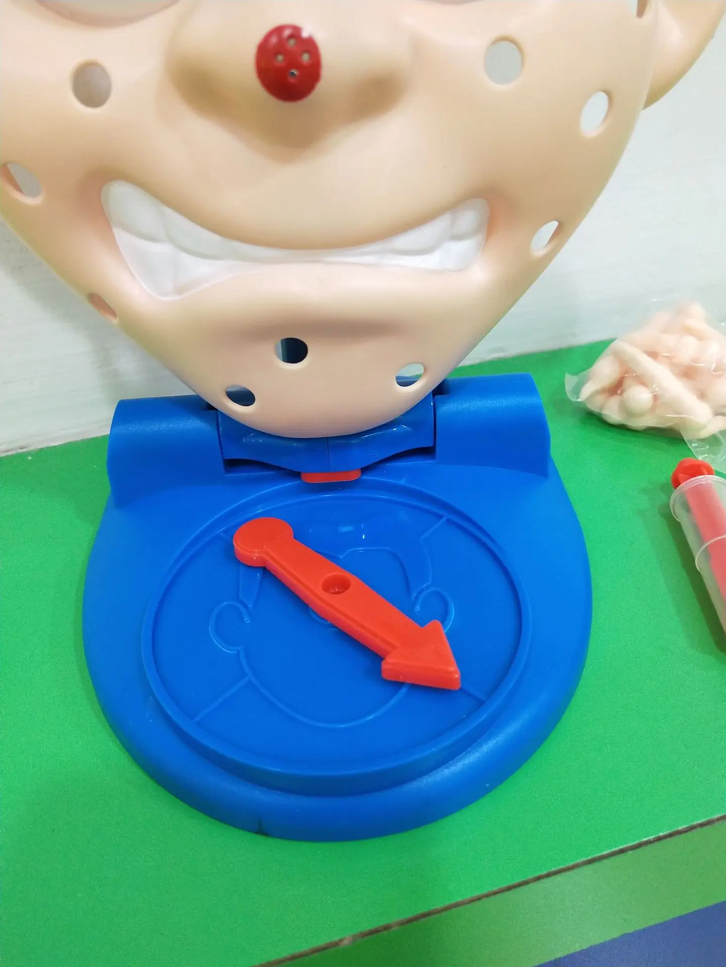 Hot Selling Educational Whole Person Squeeze Acne Game Multi-seat Interactive Trick Squeeze Peas War Water Spouting Tabletop Toy