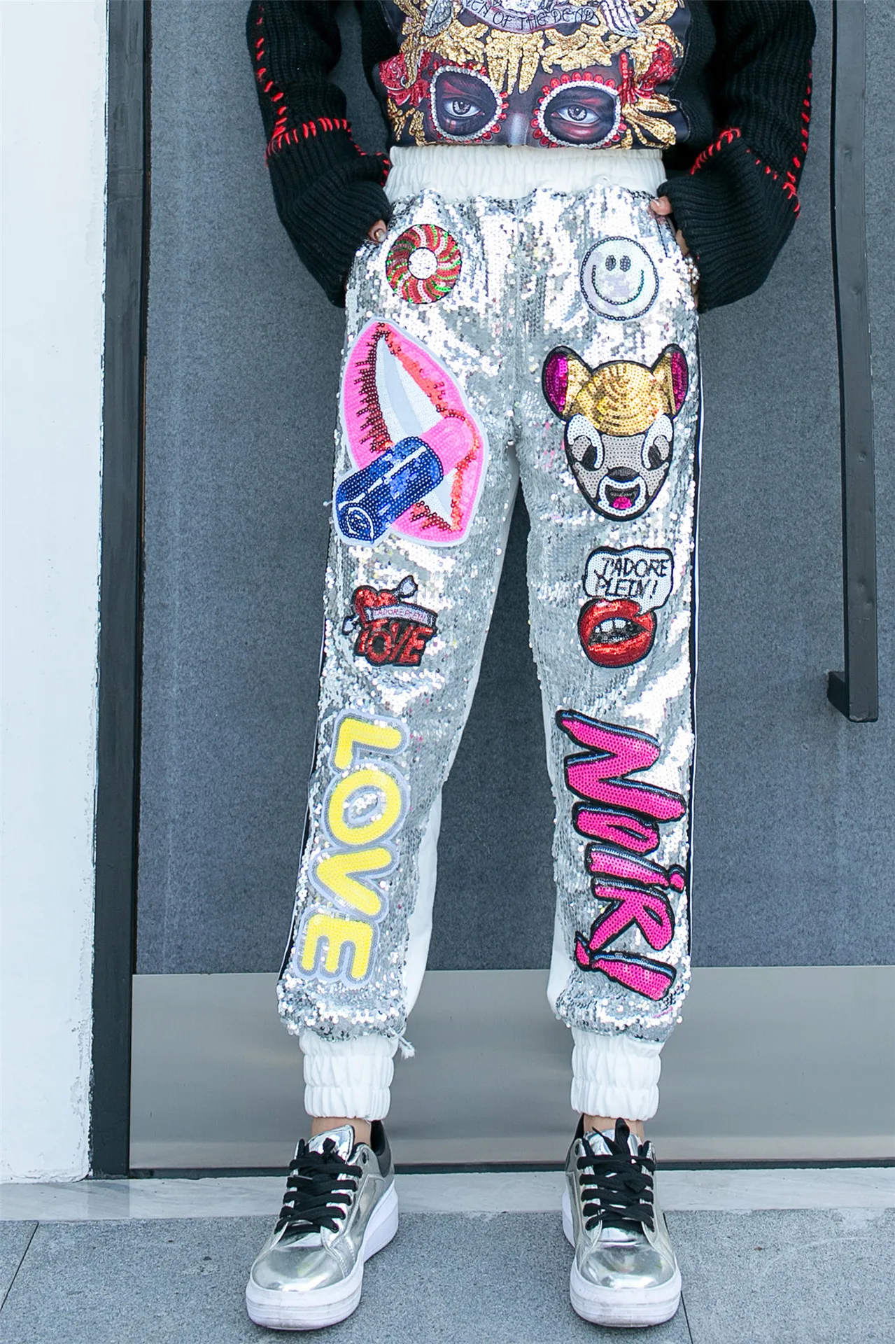 Студенческие штаны для танцев в стиле хип-хоп; дизайнерские шаровары с рисунком из мультфильма в стиле пэчворк; эластичные блестящие штаны