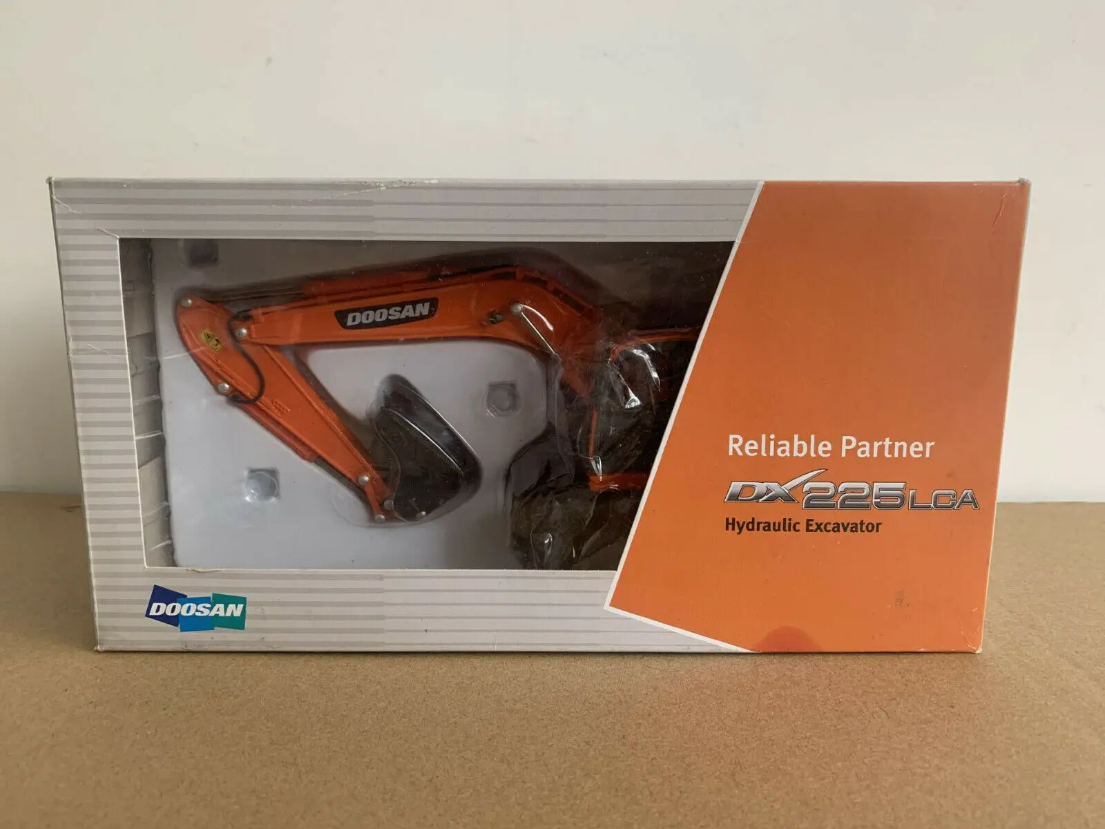 Гидравлический экскаватор Doosan DX225LCA масштаб 1:40 литая модель новая в оригинальной