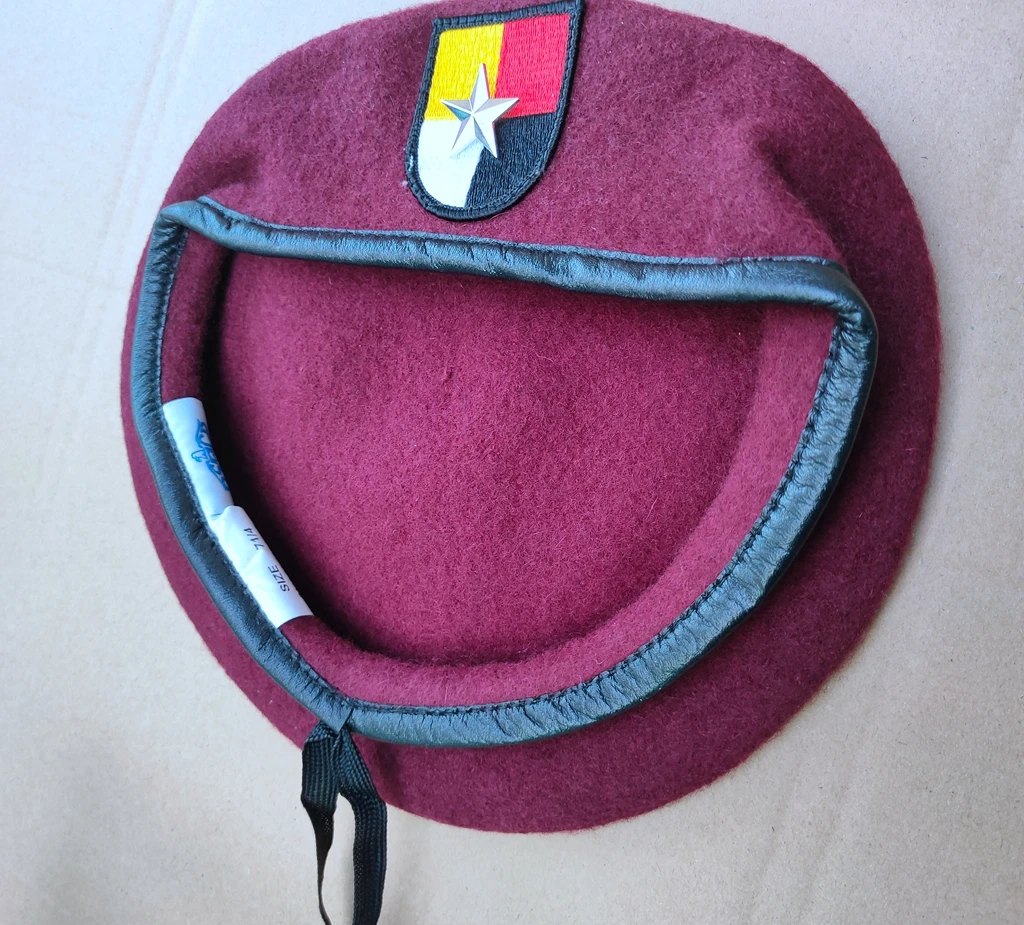 United States U.s. Army 3th Airborne Special Forces Group Wool Red